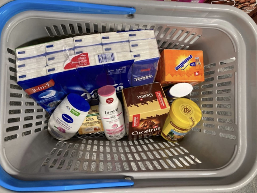 Einkaufskorb mit verschiedenen „klimaneutralen“ Produkten. Foto: Nouria Felder (26.04.23)